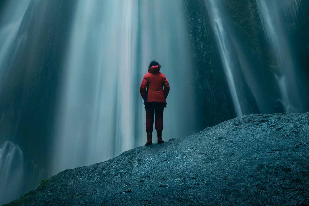 Nachhaltige ETFs Person steht vor einem Wasserfall