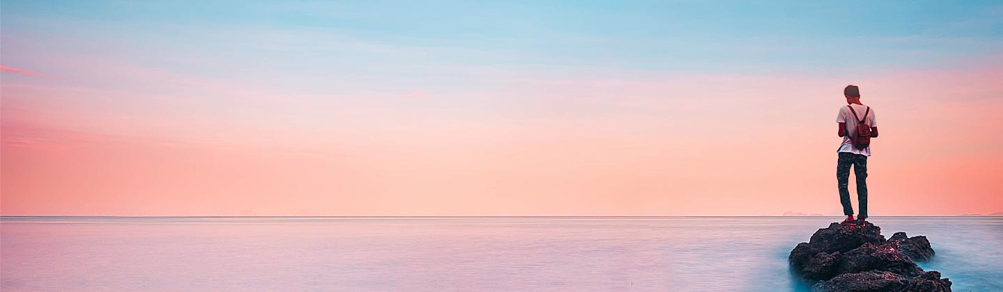 fintego Managed Depot Mann steht auf einem Felsen im Meer und blickt in die Ferne