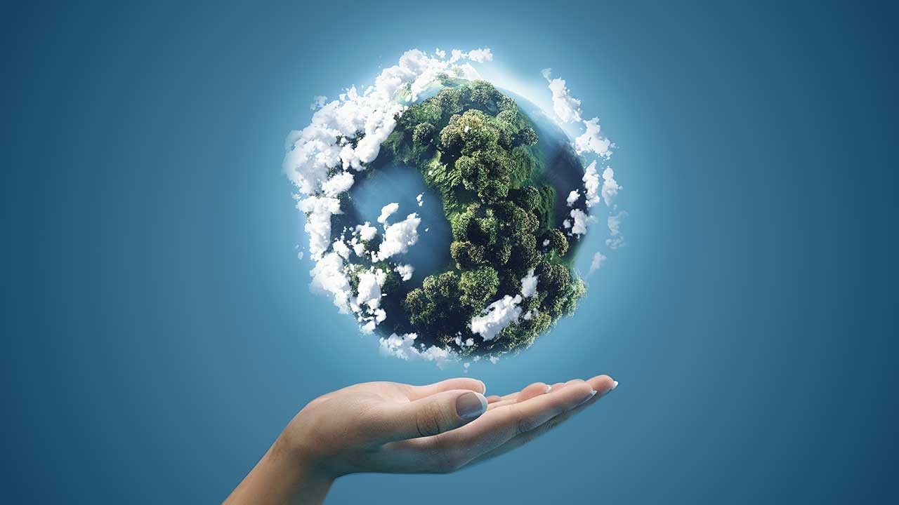 fintego green+ Globus mit Wäldern, Meeren und Wolken schwebt über einer geöffneten Handfläche
