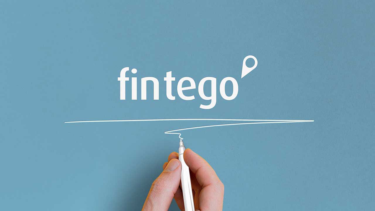 Sparplan und Entnahmeplan Weißes fintego Logo auf blauem Untergrund